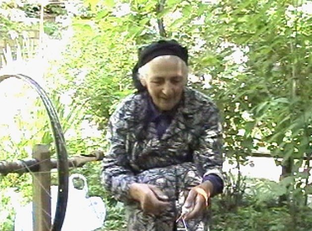 Sprecherin des Batsbi (Tsova-Tuschischen) am Spinnrad